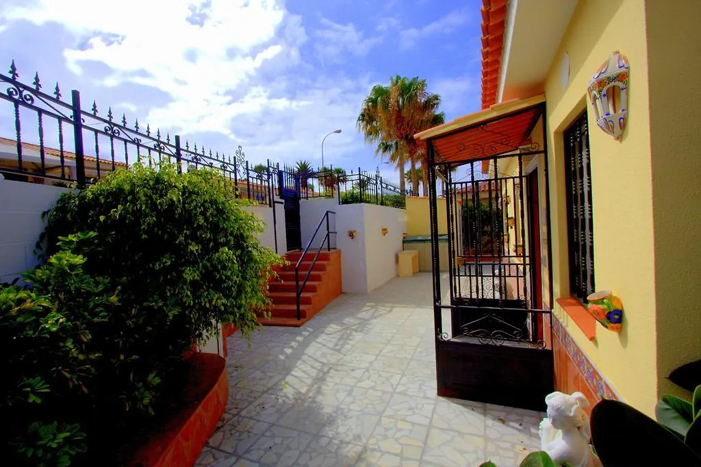 Villas Calle Nivaria 卡亚俄萨尔瓦赫